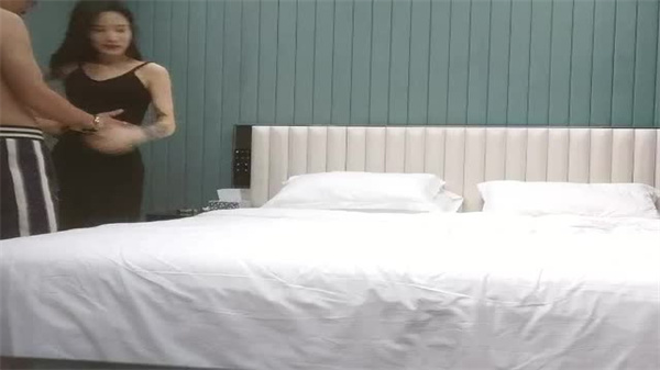 【土豪偷拍流出】重金包养极品苗条微乳御姐，娇躯任其玩弄！